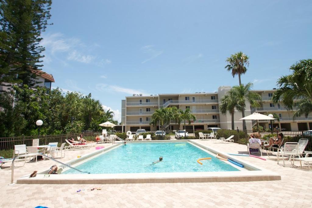 Bazén v ubytování Sanibel Surfside 216 nebo v jeho okolí