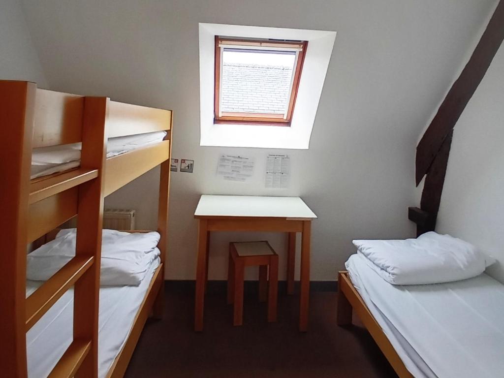 Auberge de Jeunesse HI Pontivy - 三床男性宿舍间的床位