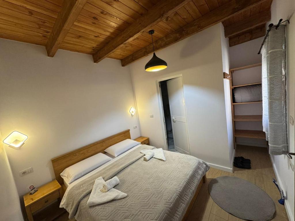 Postel nebo postele na pokoji v ubytování Bujtina Carku