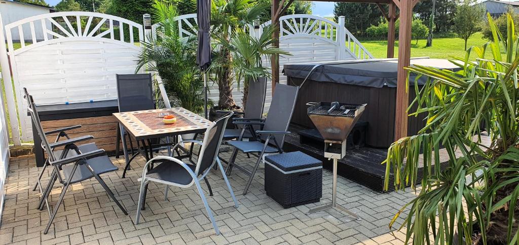 a patio with a table and chairs and a grill at Fewo Traum in Neppermin
