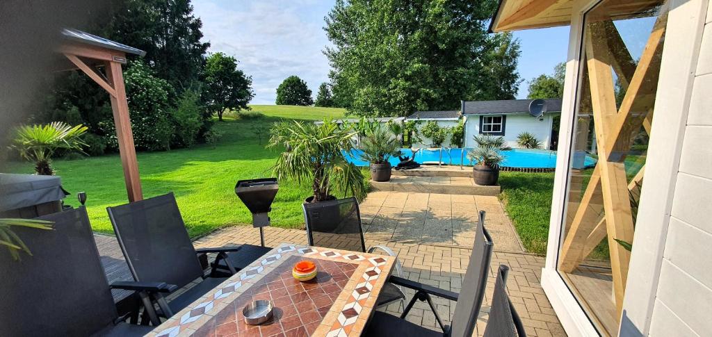 a patio with a table and chairs in a backyard at Fewo Traum in Neppermin