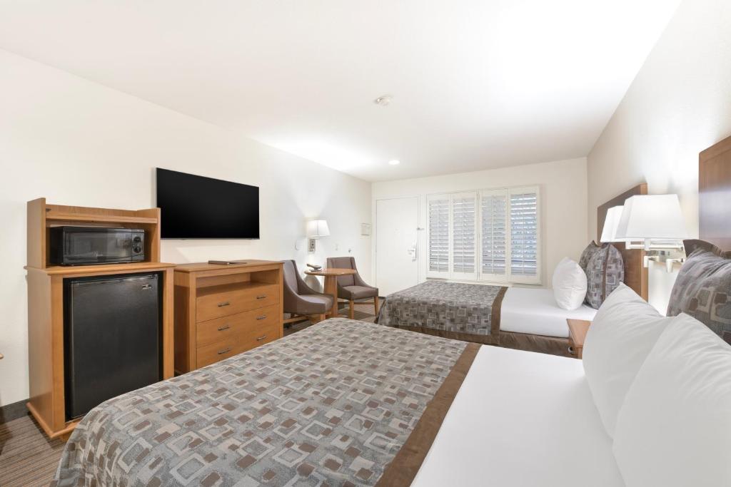 Anaheim Desert Inn & Suites photo