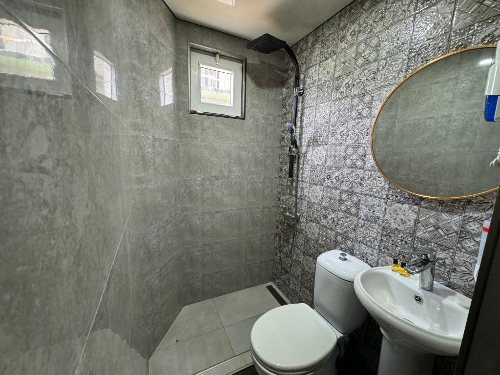 Koupelna v ubytování Karo Hotel