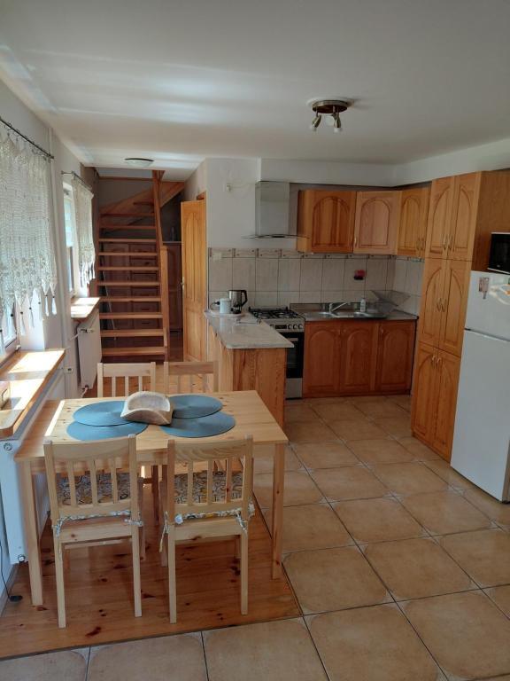 Kuchnia lub aneks kuchenny w obiekcie Apartament Na Rozdrożu
