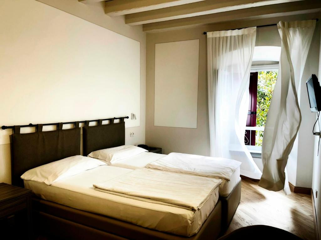Postel nebo postele na pokoji v ubytování Hotel Bogliaco