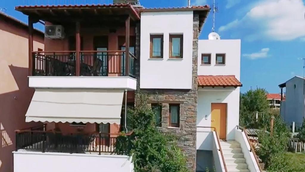 Το κτήριο όπου στεγάζεται  το διαμέρισμα