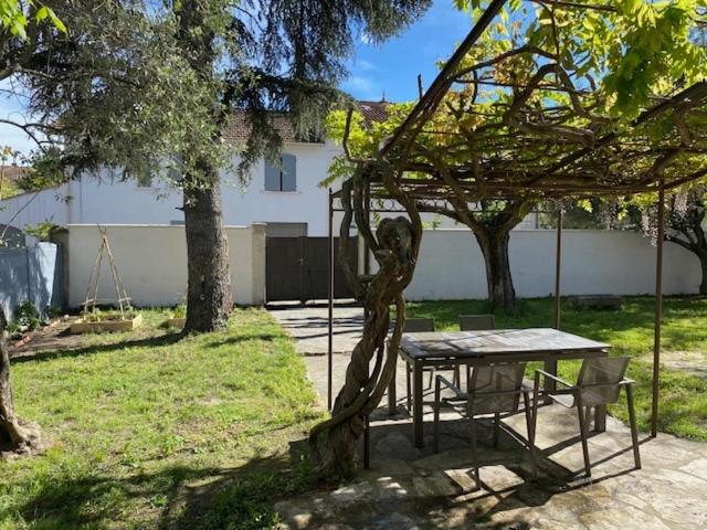 Photo de la galerie de l'établissement Maison avec Jardin Wifi Barbecue à 9 minutes Avignon Intramuros, à Avignon