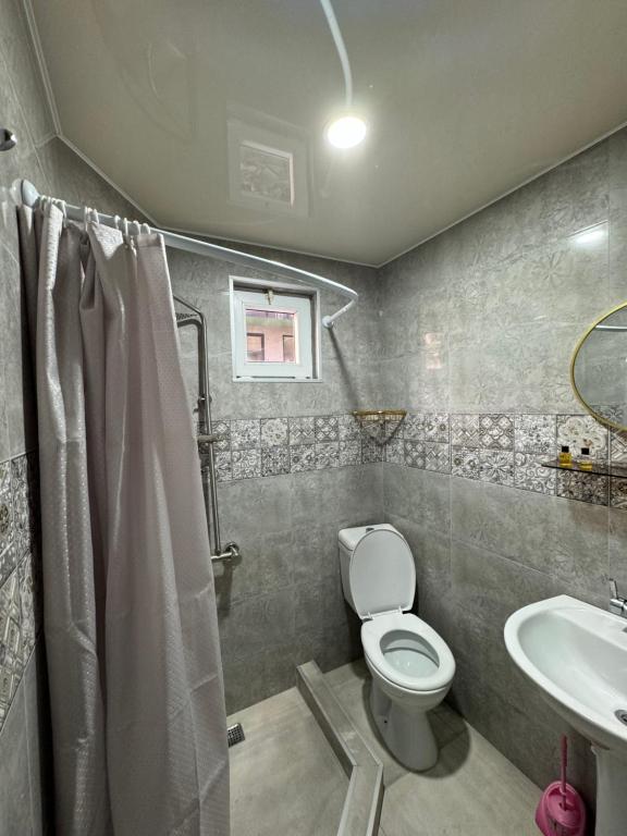 Koupelna v ubytování Karo Hotel