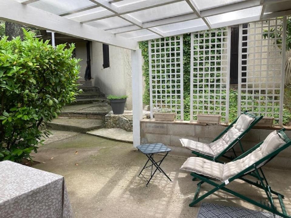 une paire de chaises et une table sur une terrasse dans l'établissement Studio, à Nîmes