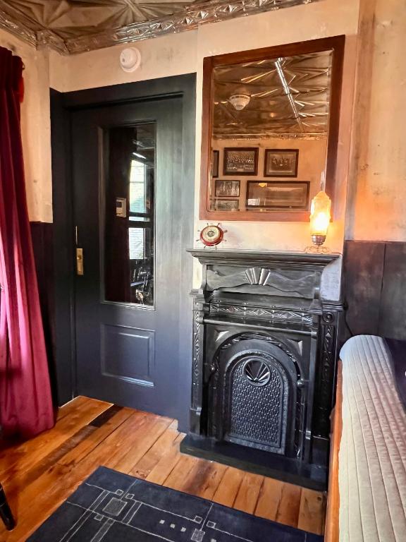 Crew's Quarters Boarding House - Caters to Men photo