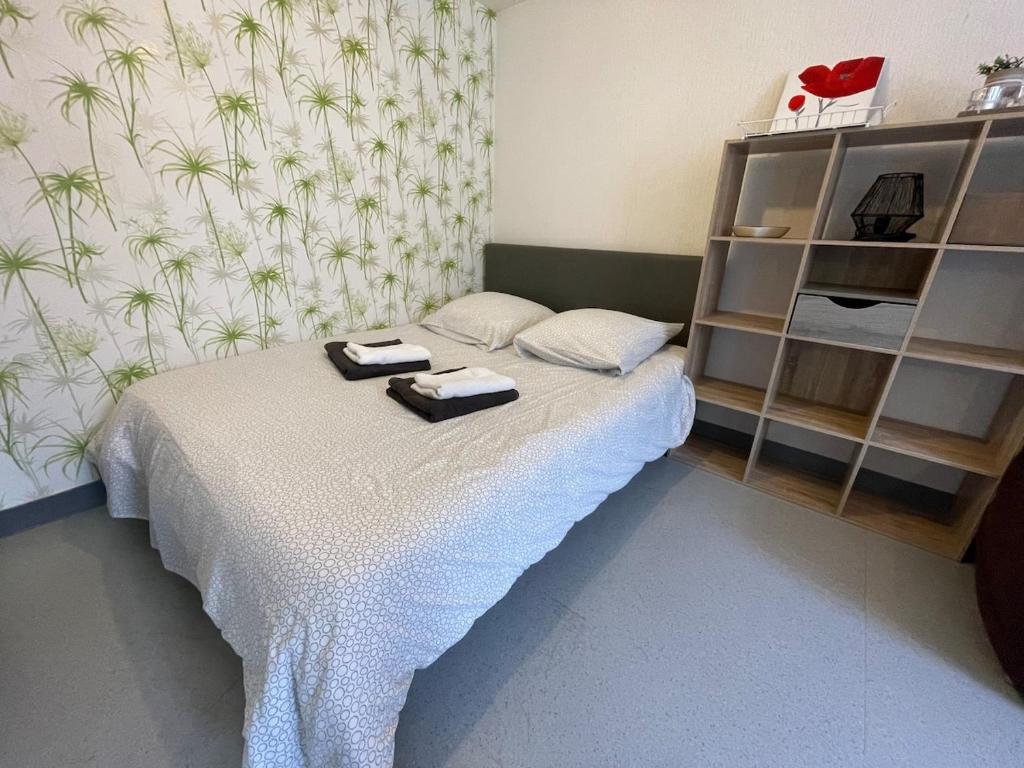 une chambre avec un lit avec deux serviettes dessus dans l'établissement Studio au cœur de Lannion, à Lannion