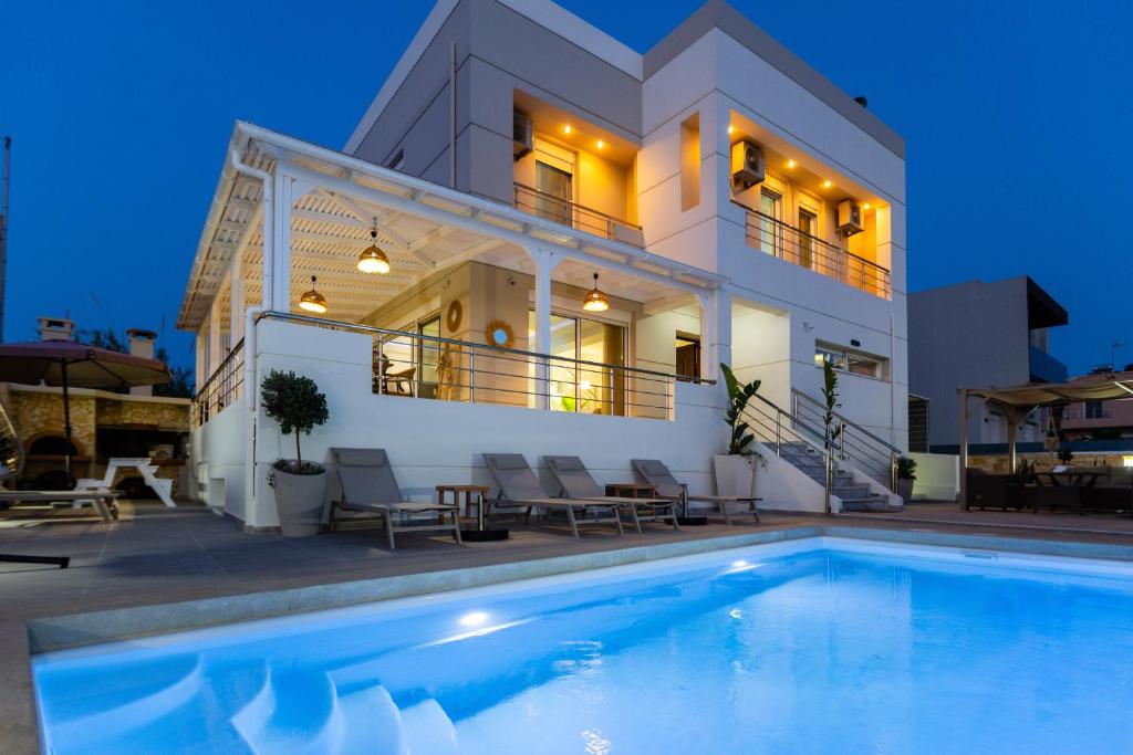 ein Haus mit einem Swimmingpool davor in der Unterkunft Villa Areka in Gournes