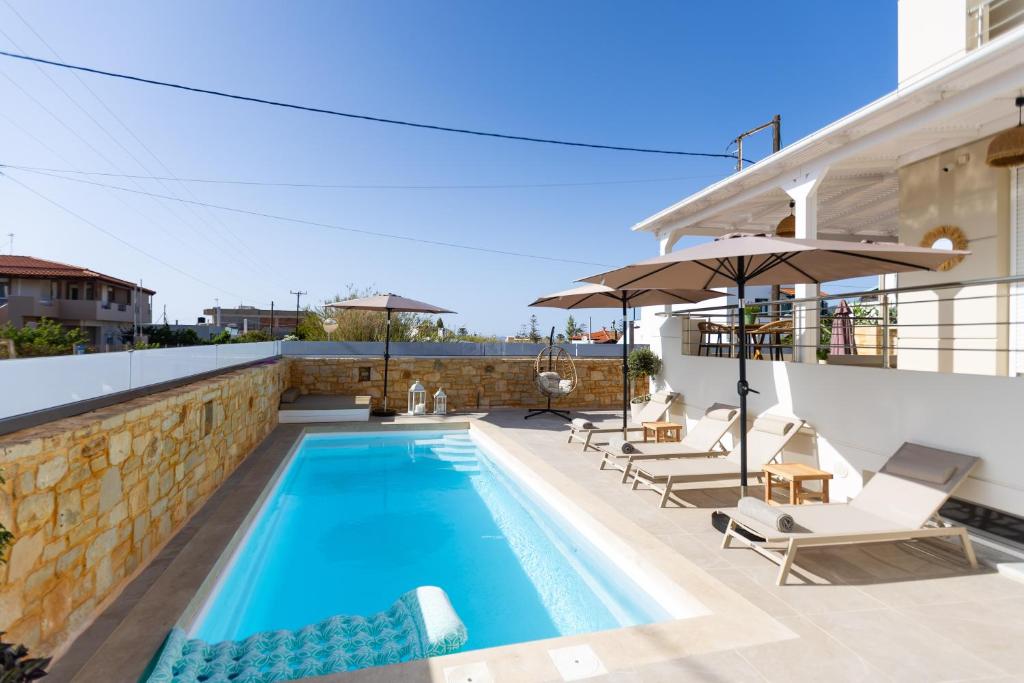 una villa con piscina y patio en Villa Areka, en Gournes