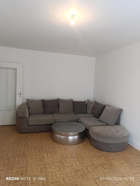 un salon avec un canapé et une table basse dans l'établissement Asnières-sur-Seine, à Asnières-sur-Seine