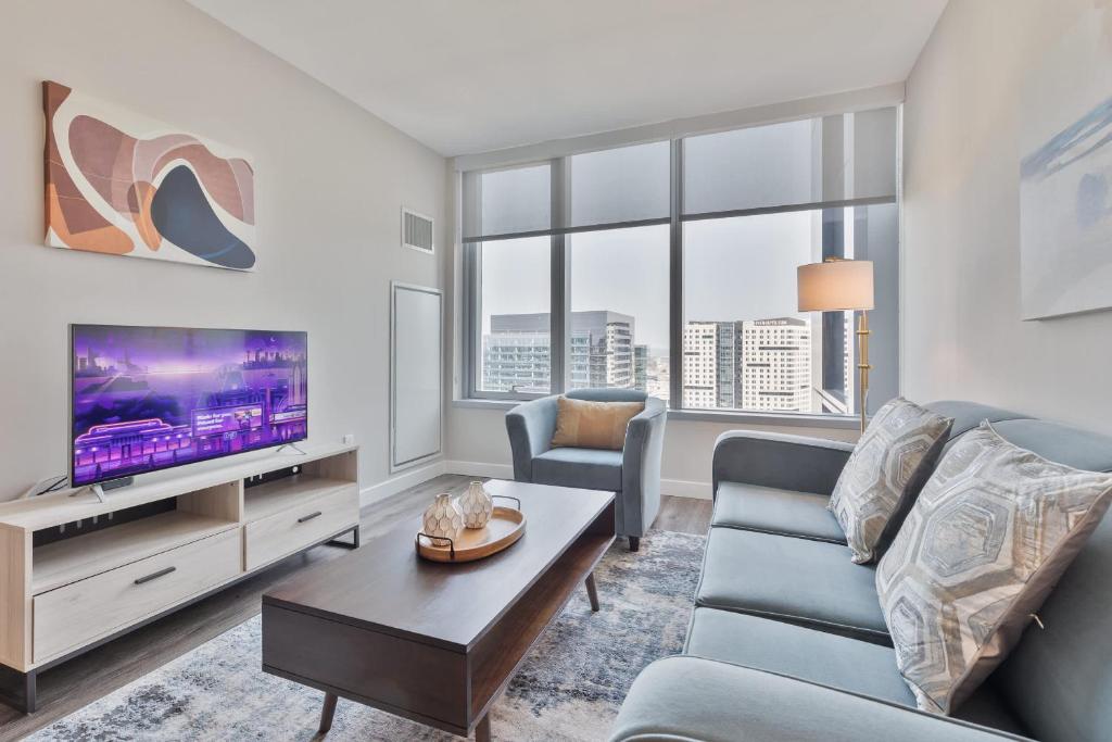 TV a/nebo společenská místnost v ubytování Luxury Apt In Heart of Seaport