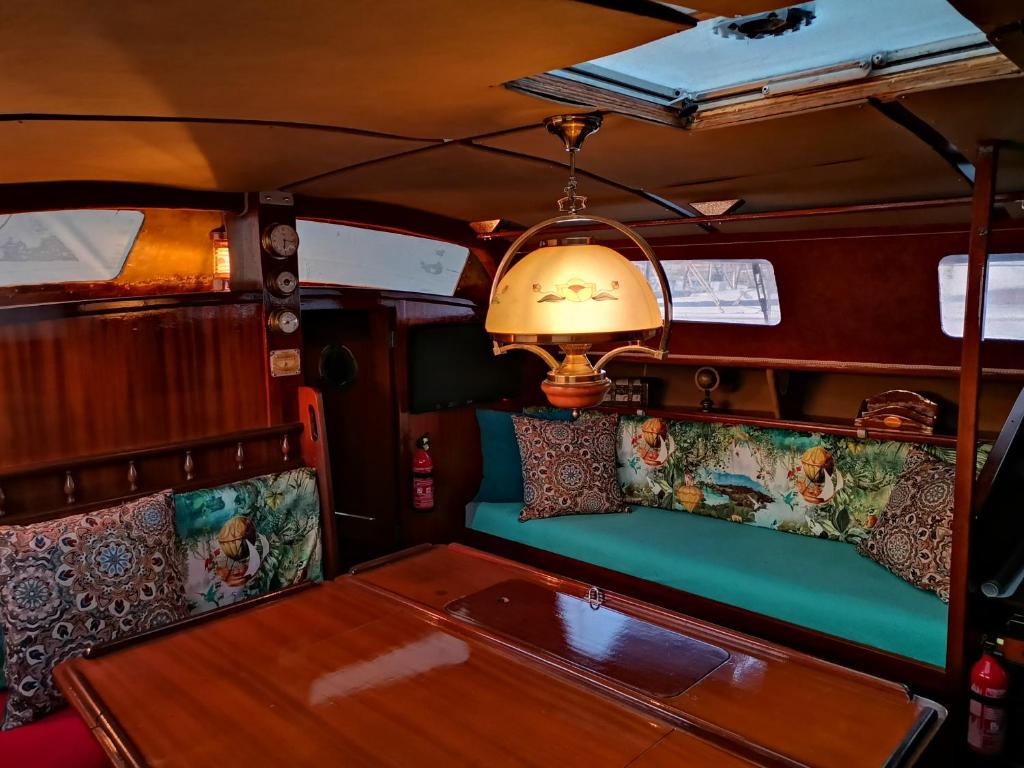 une salle à manger avec une table et une lampe dans l'établissement Voilier de Collection, au Cap d'Agde