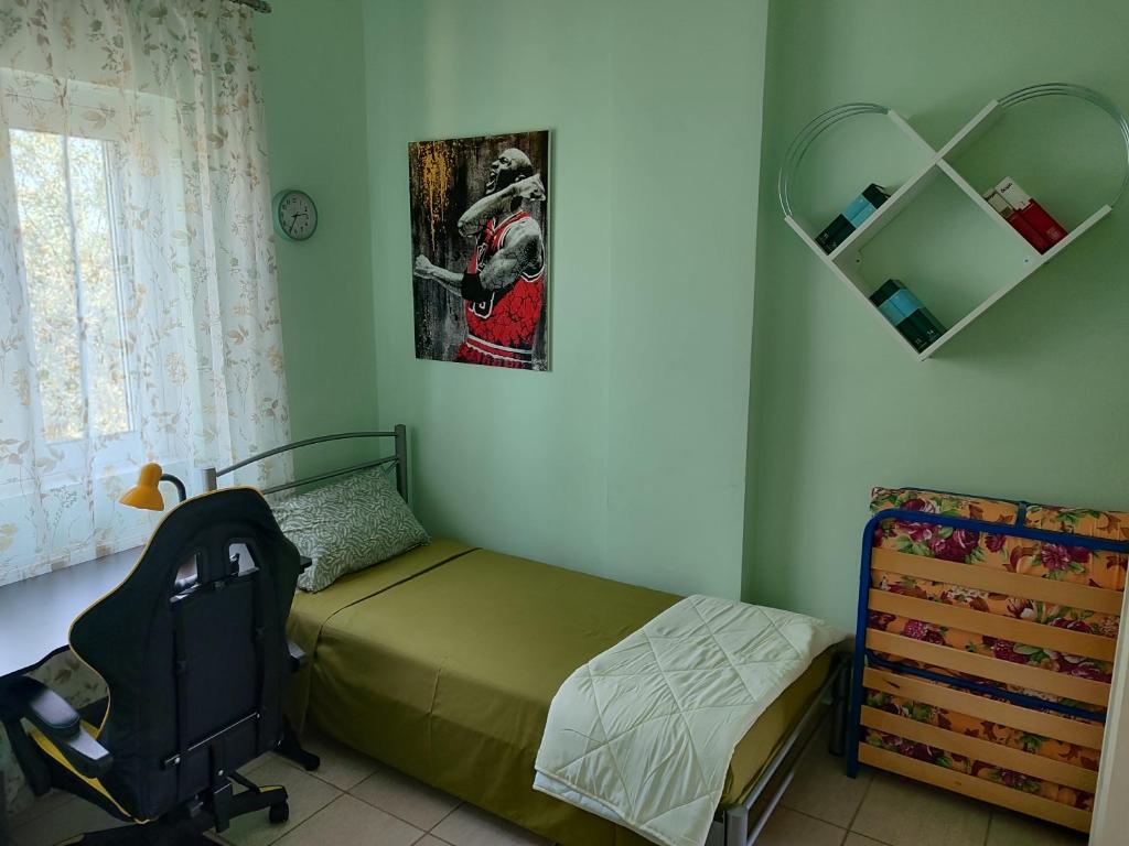 A bed or beds in a room at George's family friendly maisonette with great exterior