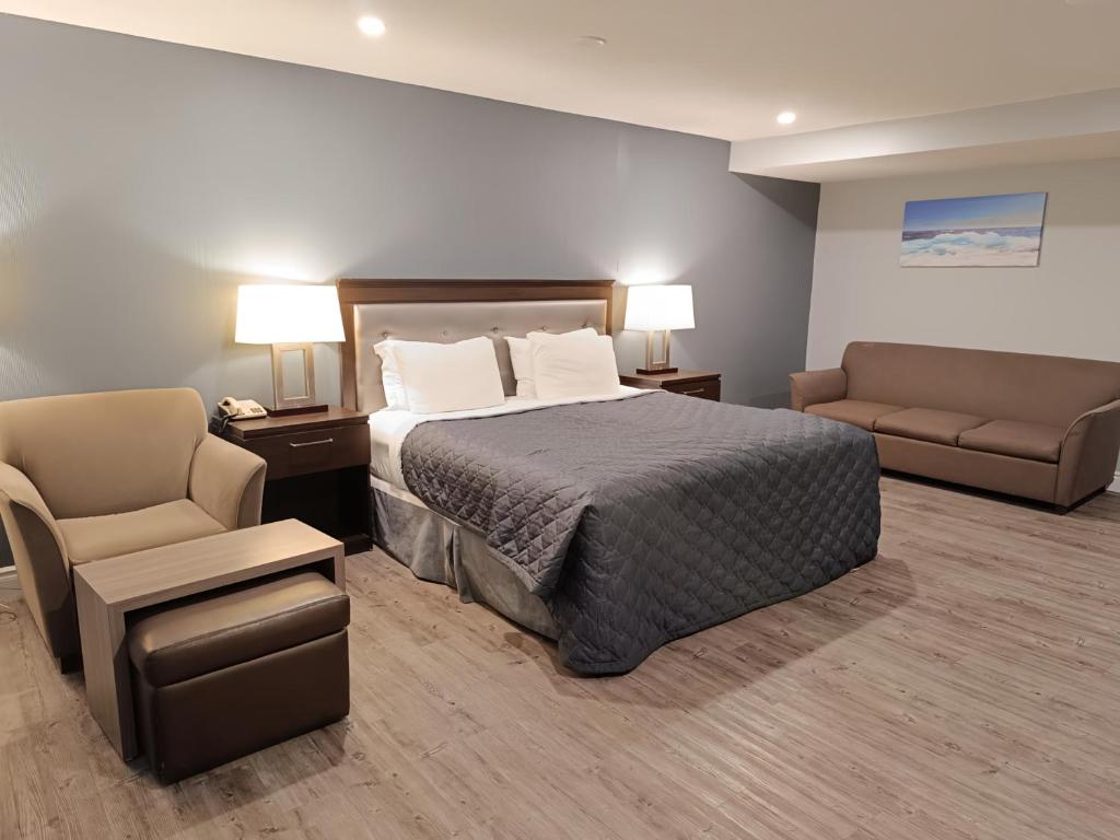 Postel nebo postele na pokoji v ubytování First Canada Hotel Cornwall Hwy 401 ON