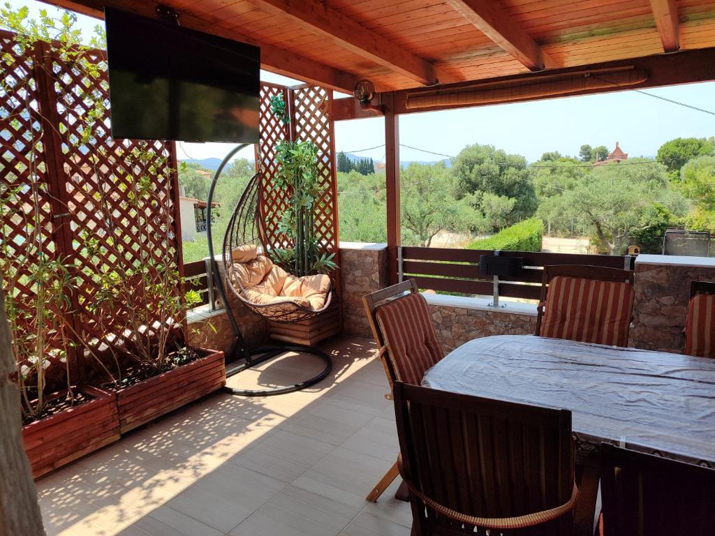 A balcony or terrace at George's family friendly maisonette with great exterior