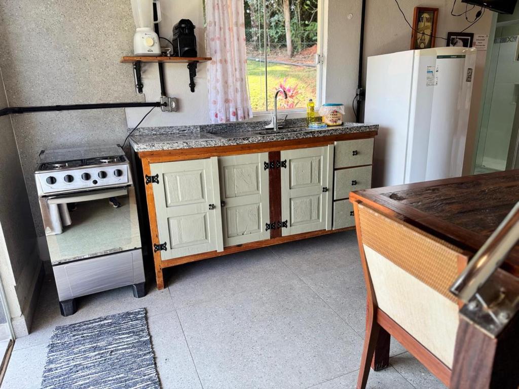 Η κουζίνα ή μικρή κουζίνα στο Micro casa quintal privativo, banheira de imersão