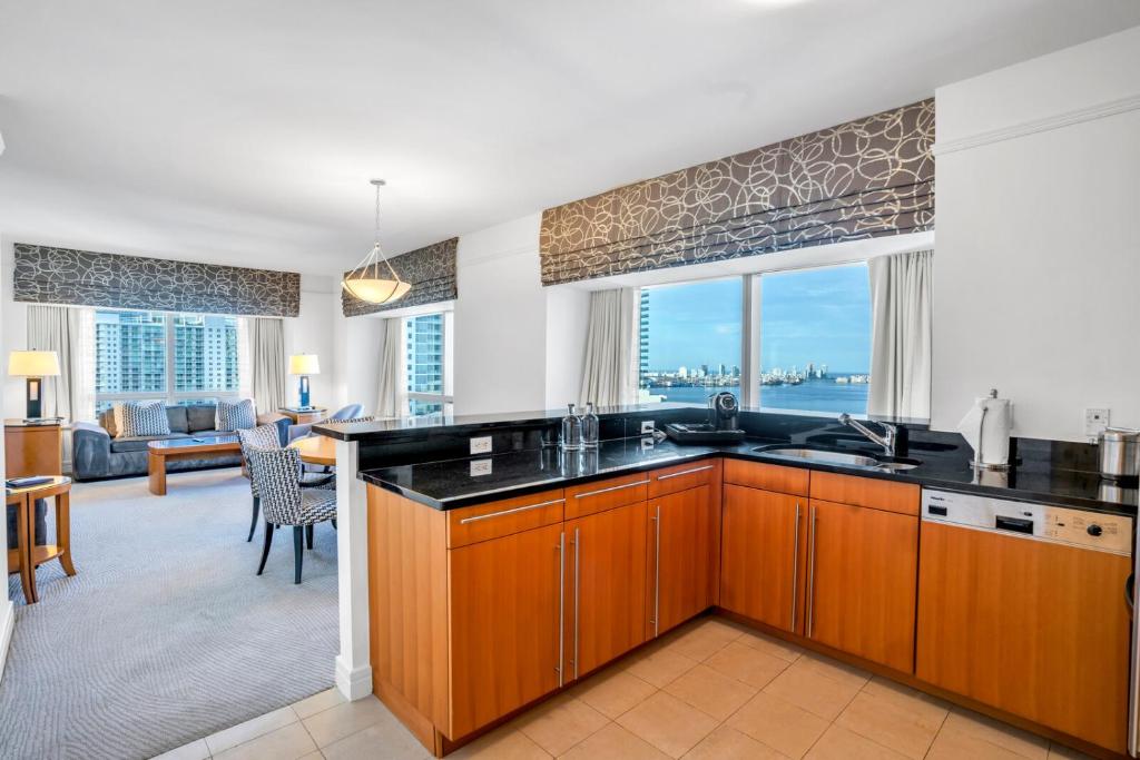 O bucătărie sau chicinetă la Four Seasons Miami Two Bedroom - 2Bath Ocean view Suite - Amazing views