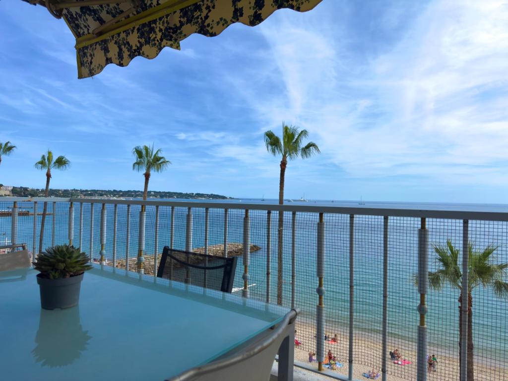 Elle comprend un balcon offrant une vue sur la plage et l'océan. dans l'établissement 70m2 panoramic sea view and spacious terrace, à Juan-les-Pins