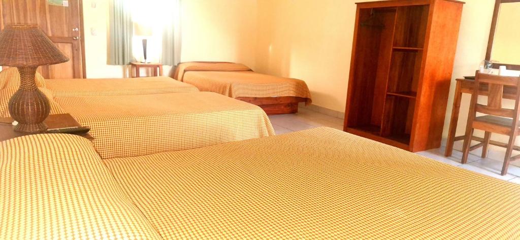 Postel nebo postele na pokoji v ubytování Hotel Playa Bonita Tela
