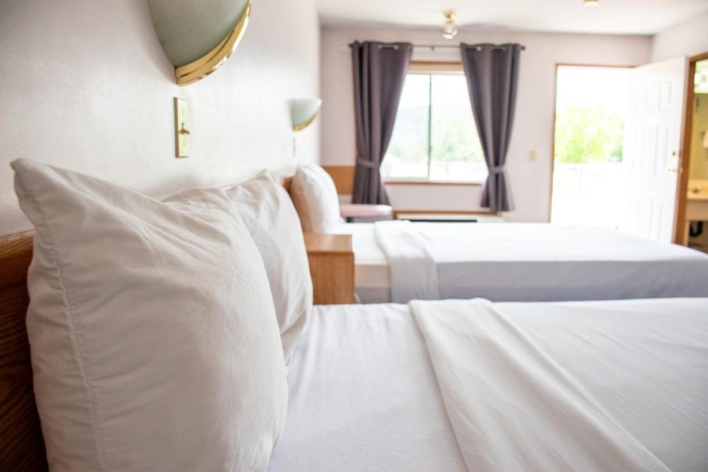 Postel nebo postele na pokoji v ubytování Ace Western Motel