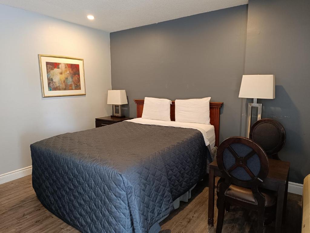 Postel nebo postele na pokoji v ubytování First Canada Hotel Cornwall Hwy 401 ON