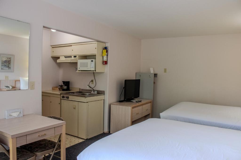 Kuchyň nebo kuchyňský kout v ubytování Ace Western Motel