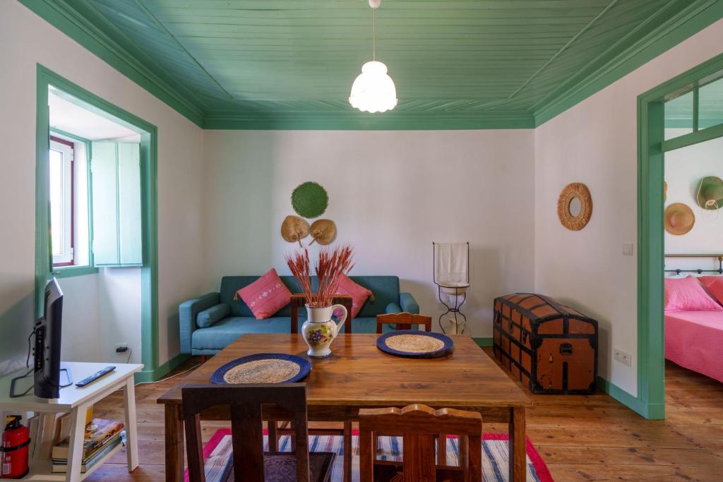 a living room with a table and a couch at Casa Alba, desde 1926 in Alvados