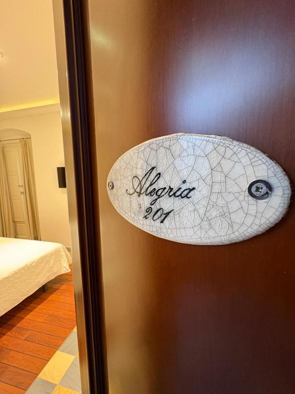 Łóżko lub łóżka w pokoju w obiekcie Hostal El Alojado de Velarde