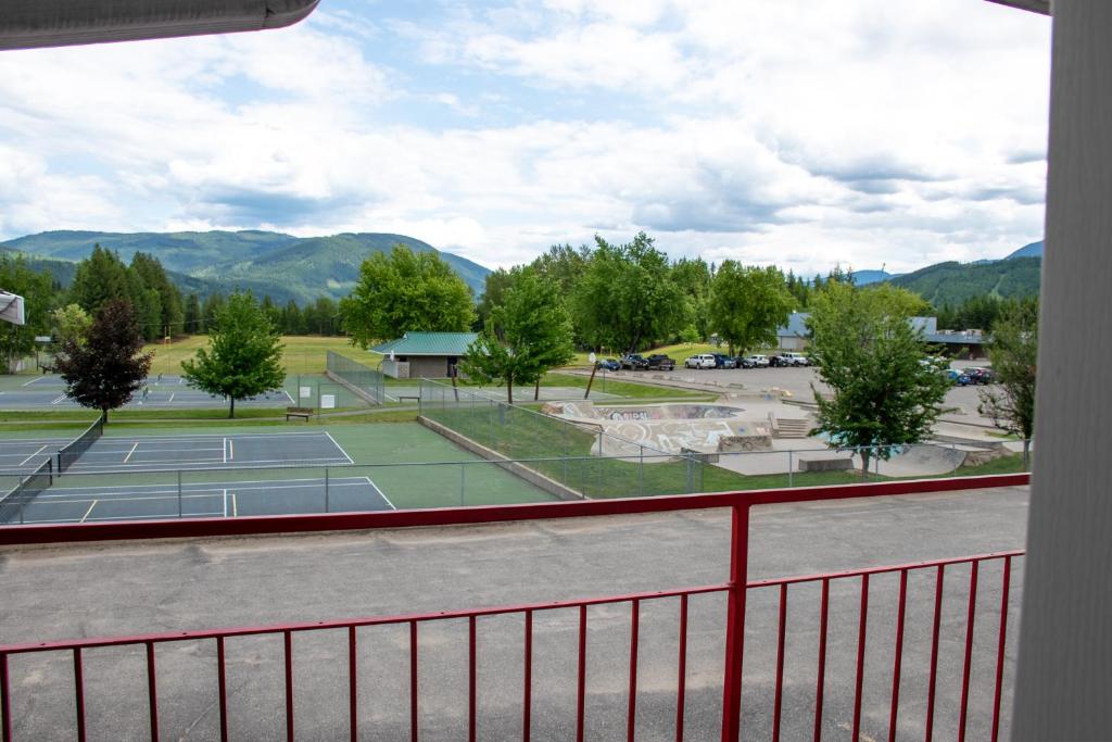 Nespecifikovaný výhled na hory nebo výhled na hory při pohledu z motelu