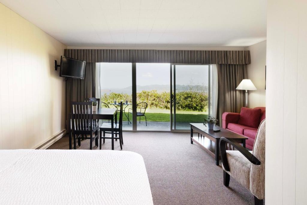 ein Hotelzimmer mit einem Bett, einem Tisch und einer Couch in der Unterkunft Astoria Crest Hotel in Astoria, Oregon