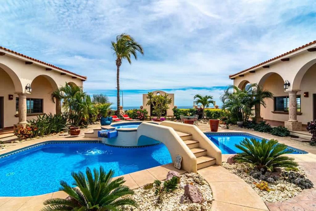 Swimmingpoolen hos eller tæt på Elegant Hacienda Villa for 20, Ocean Views, Pool