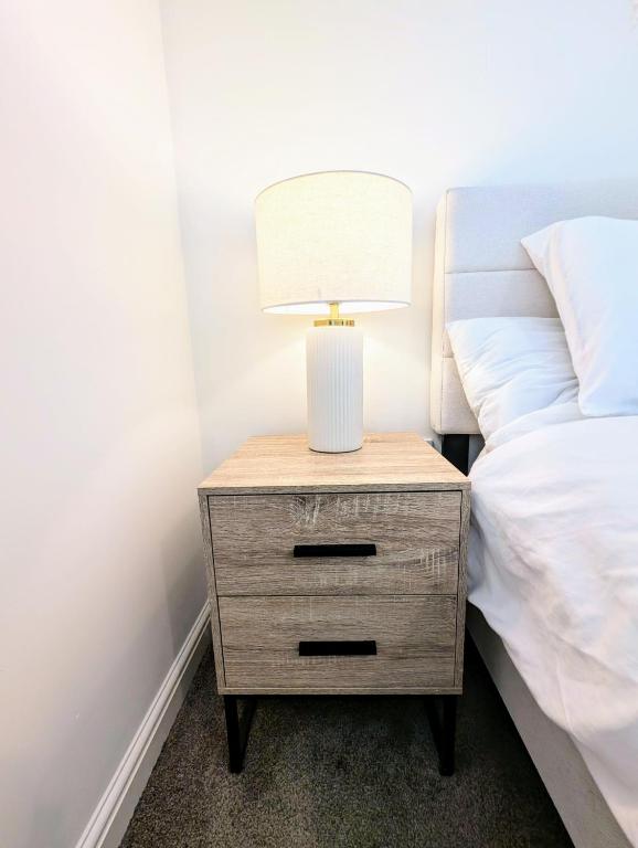 Letto o letti in una camera di Steps from O2 Apollo, Ox road