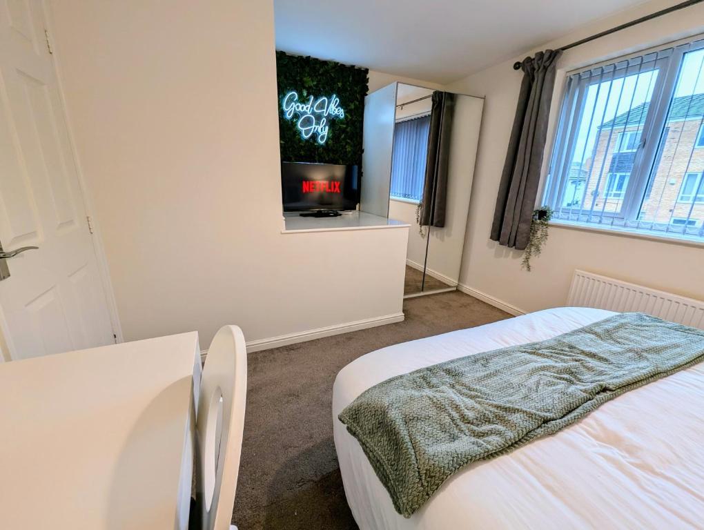 Letto o letti in una camera di Steps from O2 Apollo, Ox road