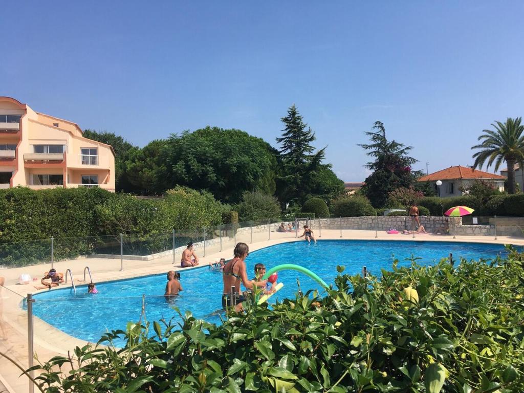 Photo de la galerie de l'établissement Antibes, Agreable appartement familiale en Rez de Jardin -2 piscines&tennis, à Antibes