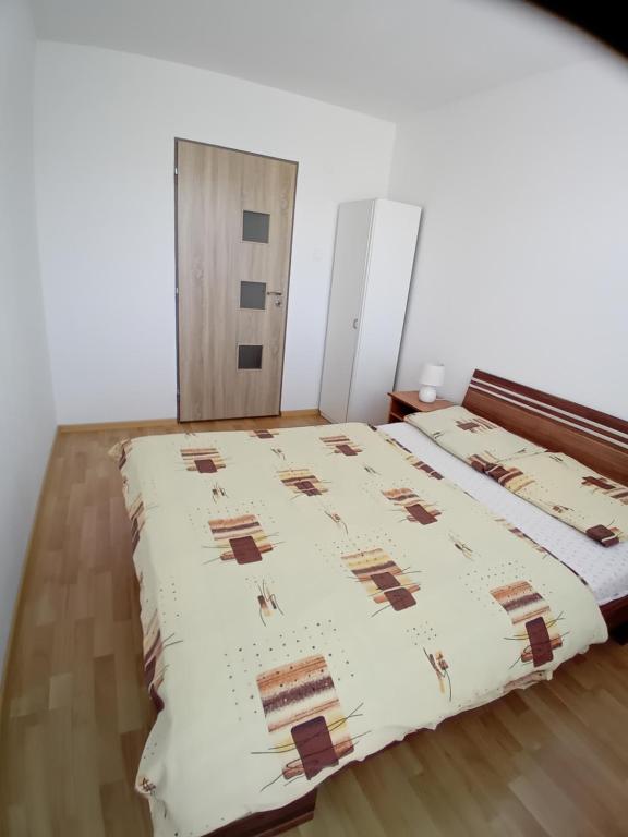Postel nebo postele na pokoji v ubytování ubytovanie v súkromí Suvada