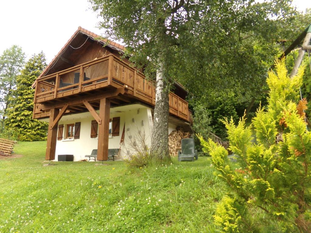 une maison avec une terrasse au-dessus dans l'établissement Chalet l'églantier, à Ventron