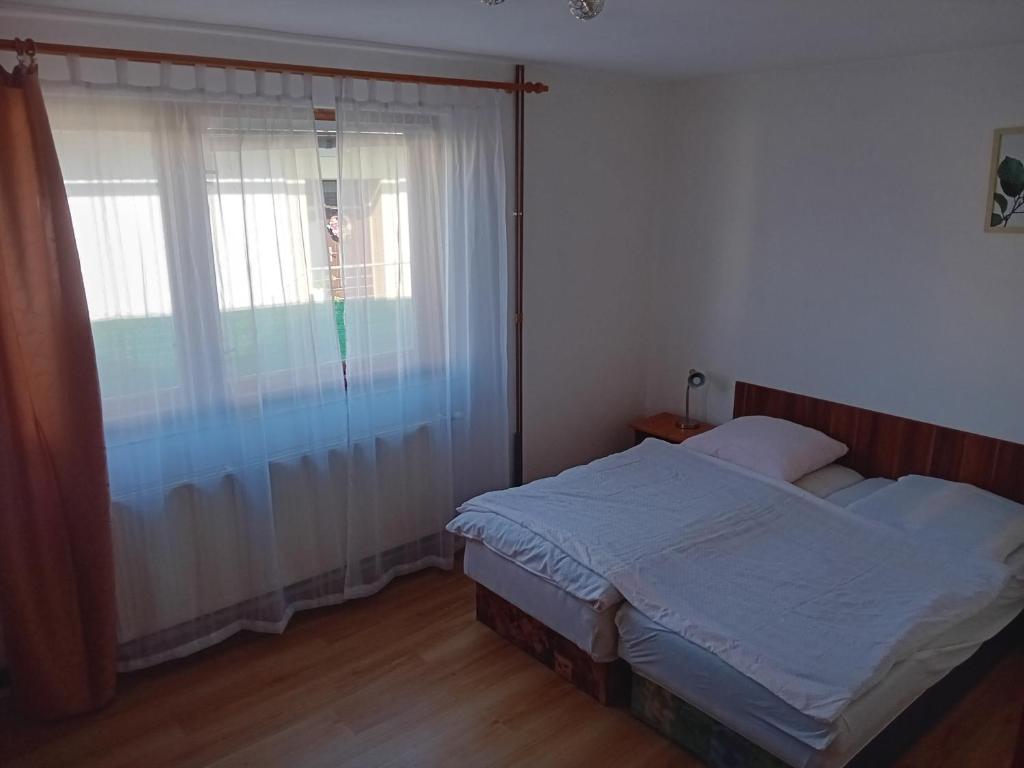 Postel nebo postele na pokoji v ubytování ubytovanie v súkromí Suvada