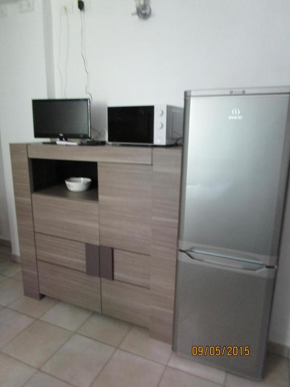 kuchnia z lodówką i kuchenką mikrofalową w obiekcie Appartamenti Di Laura w mieście Pastrengo