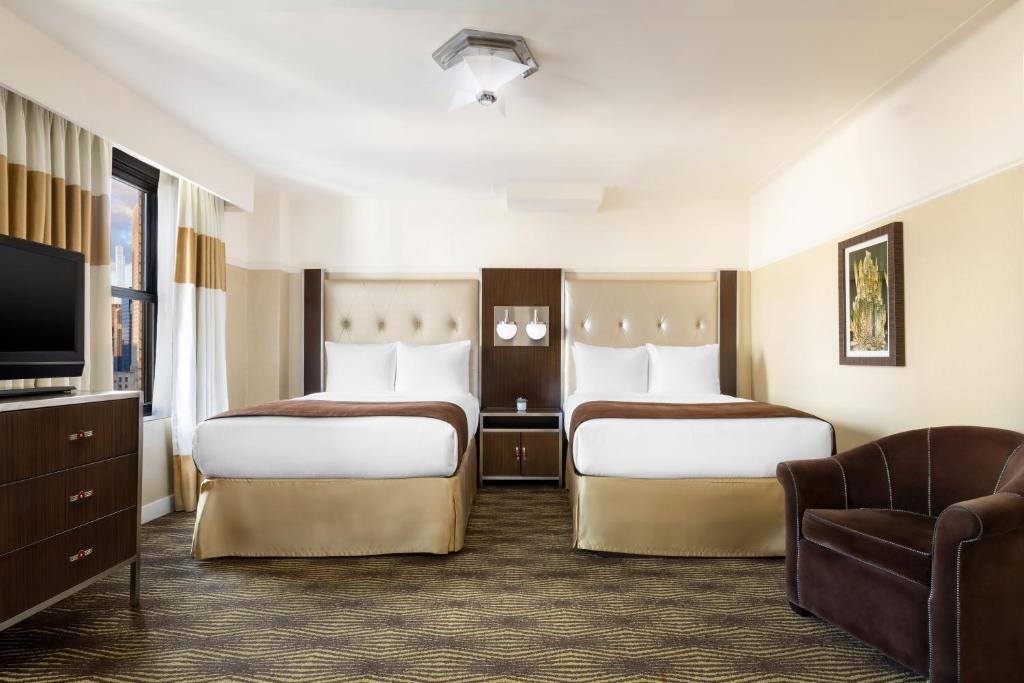 Una cama o camas en una habitación de The New Yorker Hotel