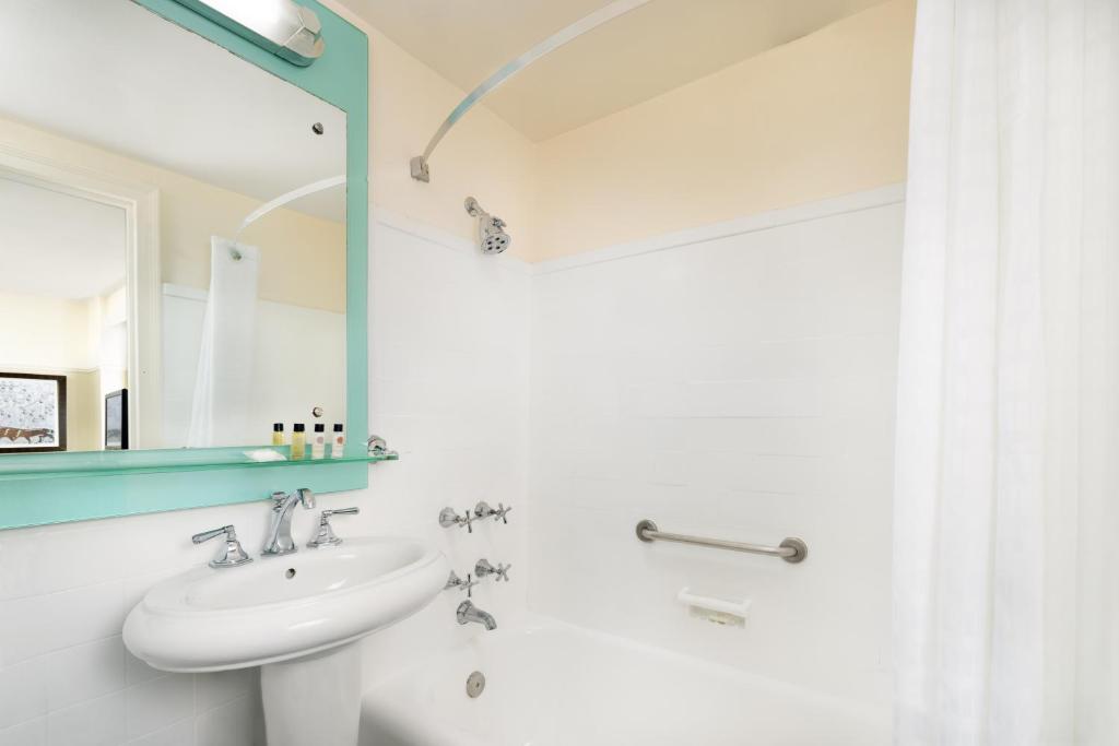 Un baño de The New Yorker Hotel