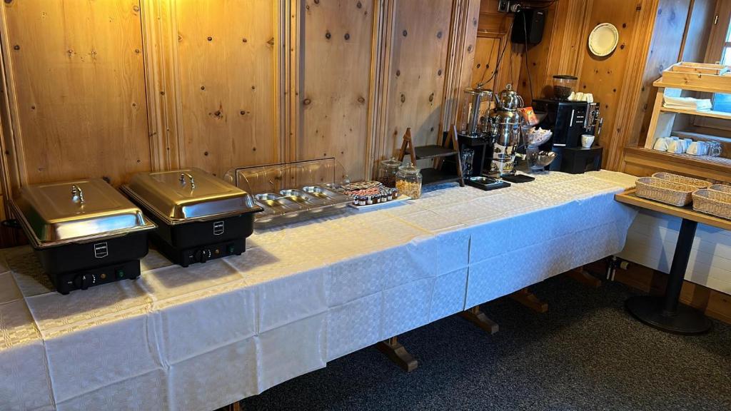 Příslušenství pro přípravu čaje a kávy v ubytování Hotel Tschuggen Davos