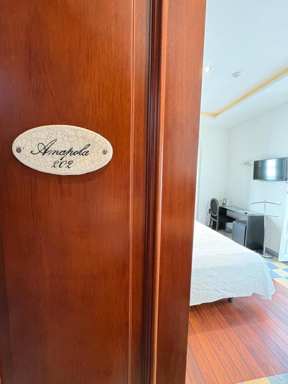 Łóżko lub łóżka w pokoju w obiekcie Hostal El Alojado de Velarde