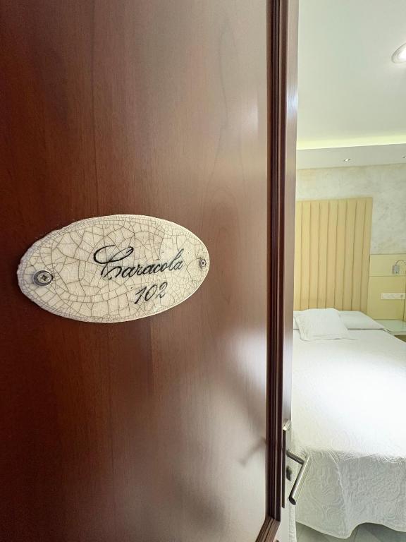 Łóżko lub łóżka w pokoju w obiekcie Hostal El Alojado de Velarde