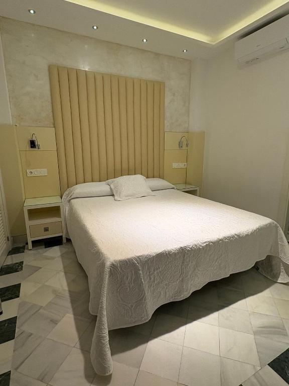 Łóżko lub łóżka w pokoju w obiekcie Hostal El Alojado de Velarde