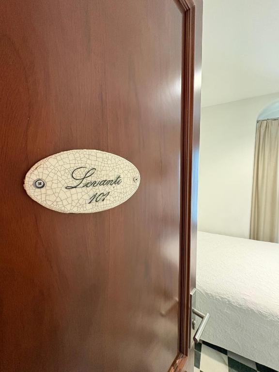 Łóżko lub łóżka w pokoju w obiekcie Hostal El Alojado de Velarde