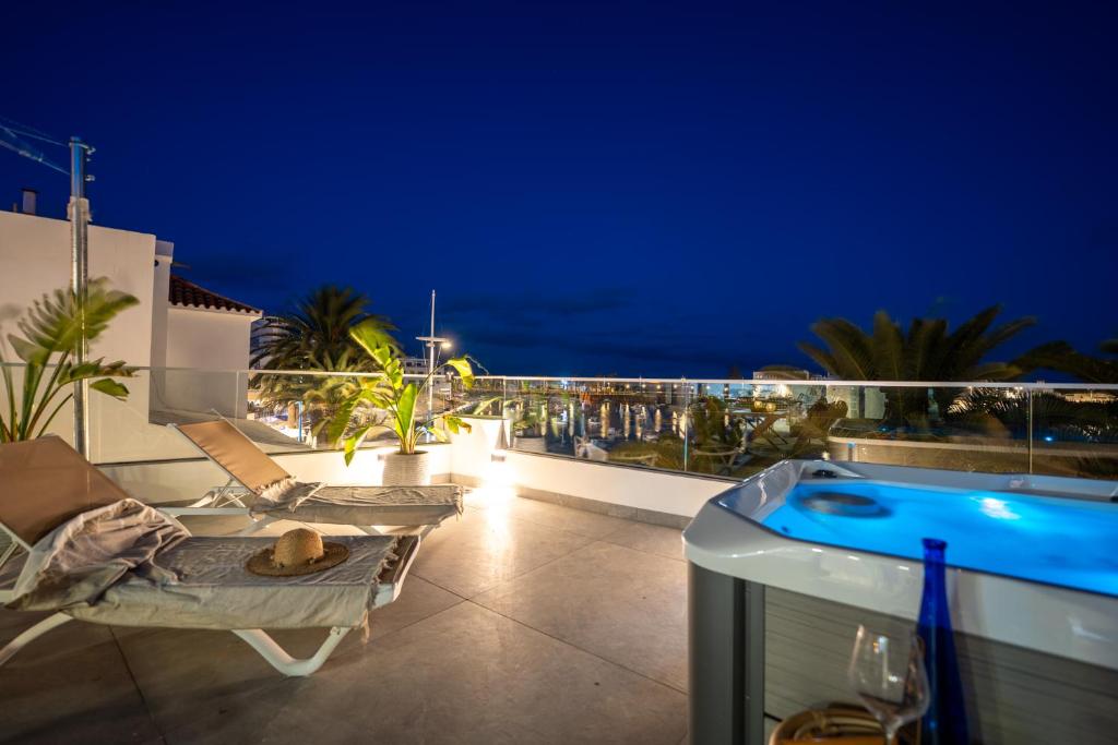 Bazén v ubytování Sabbia Suites Infinity nebo v jeho okolí